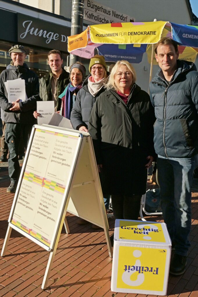 Vertreter*innen demokratischer Parteien und von Wir für Niendorf e.V. vor dem Stand am Tibarg.